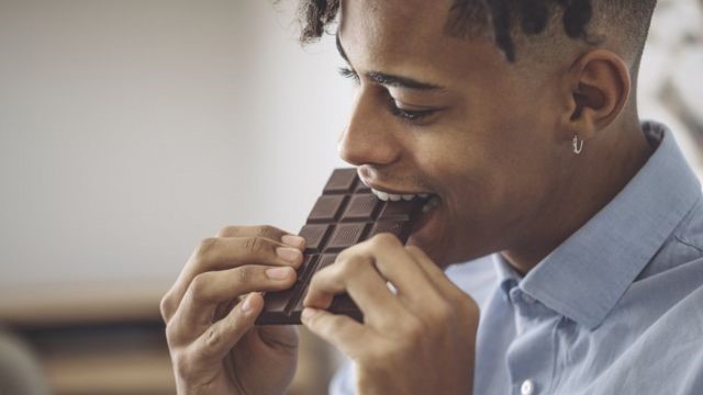 Estudo revela como a textura e a distribuição da gordura influenciam a experiência de comer chocolate