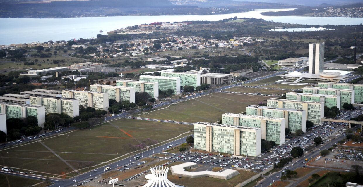 Governo revisa projeção fiscal e anuncia bloqueio moderado de despesas no orçamento de 2026