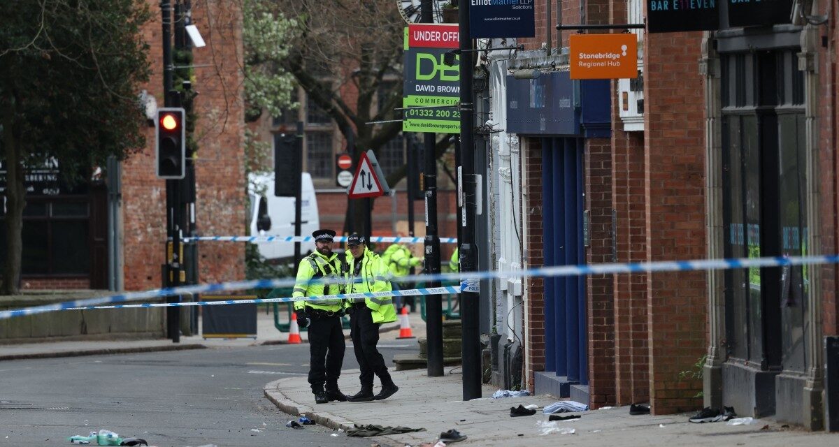 Indivíduo é detido após atropelamento com múltiplas vítimas em Derby, Reino Unido