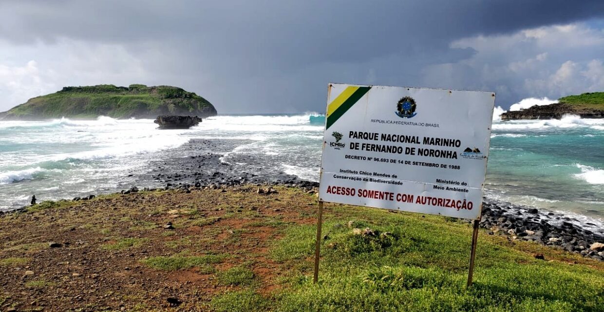 Parque Nacional Marinho de Fernando de Noronha tem áreas fechadas devido a mar agitado