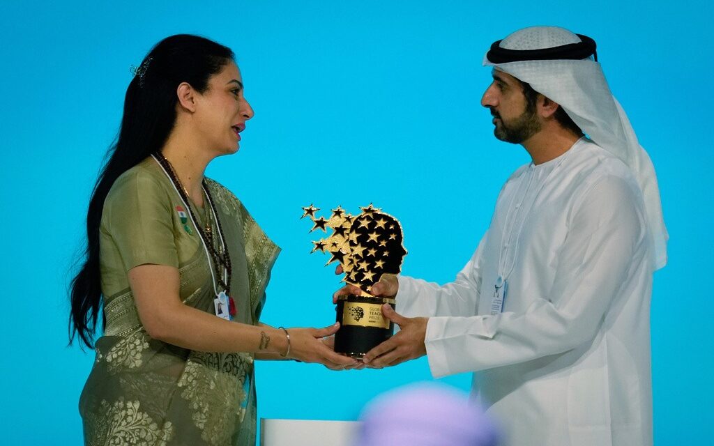 Professora indiana recebe prêmio internacional de US$ 1 milhão por iniciativa educacional em comunidades vulneráveis