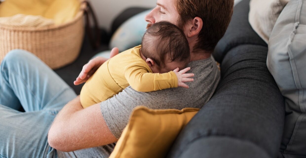 Brasil amplia licença-paternidade com avanços graduais, mas mantém distanciamento de países europeus
