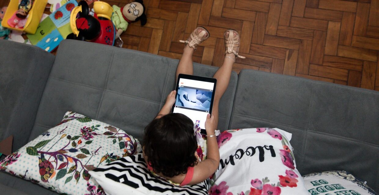 Impactos da Distração Digital e do Cansaço de Adultos no Desenvolvimento Infantil na Primeira Infância