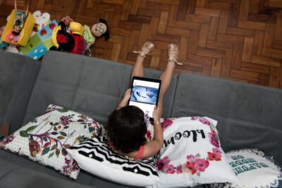 Impactos da Distração Digital e do Cansaço de Adultos no Desenvolvimento Infantil na Primeira Infância