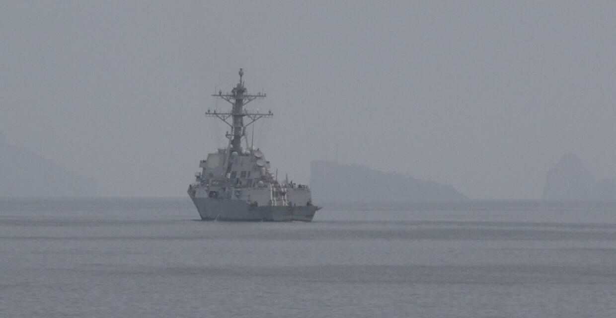 Irã rejeita passagem de navios dos EUA no Estreito de Ormuz durante operação de remoção de minas