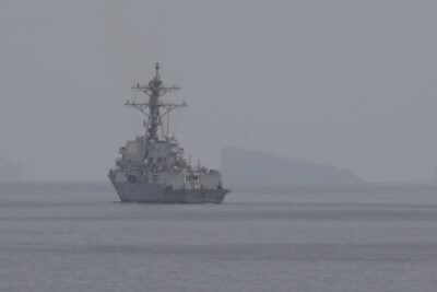 Irã rejeita passagem de navios dos EUA no Estreito de Ormuz durante operação de remoção de minas