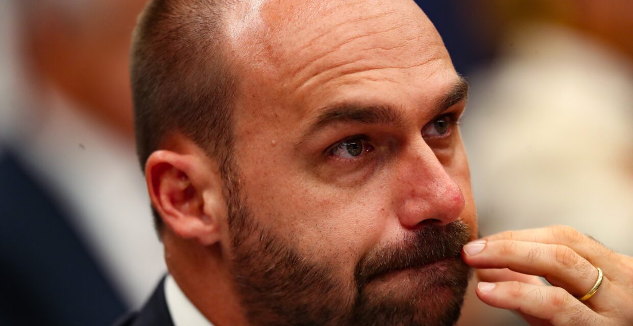 Ministro Alexandre de Moraes vota pela condenação de Eduardo Bolsonaro por difamação contra deputada Tabata Amaral