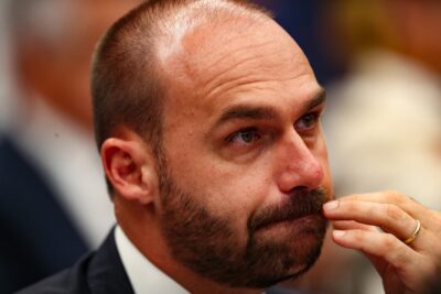 Ministro Alexandre de Moraes vota pela condenação de Eduardo Bolsonaro por difamação contra deputada Tabata Amaral