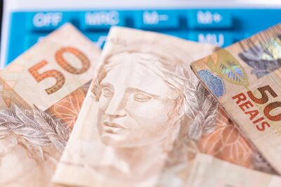 Pesquisa Datafolha revela que quase 70% dos brasileiros possuem dívidas e inadimplência atinge empréstimos entre familiares