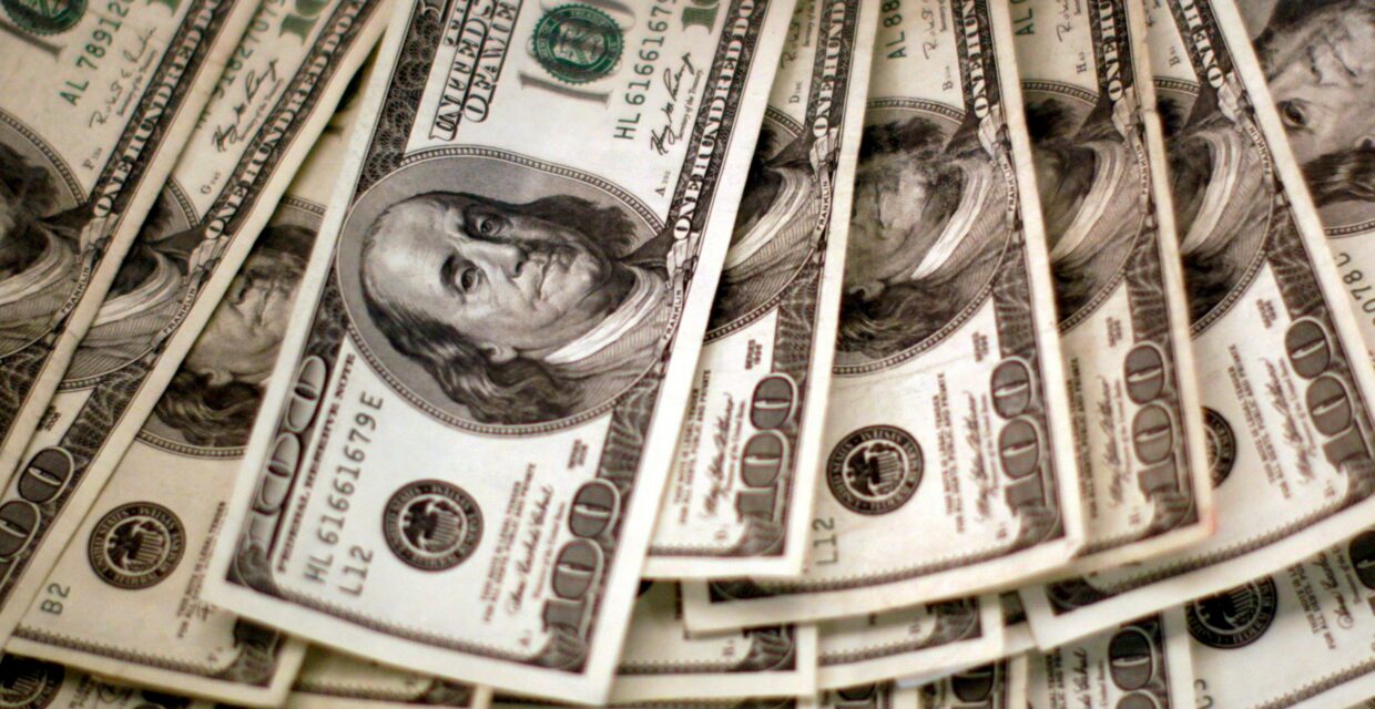Dólar registra leve alta e Ibovespa recua em meio a tensões geopolíticas e incertezas no Congresso