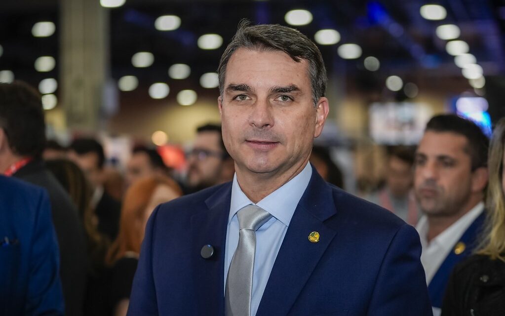 Flávio Bolsonaro confirma encontro com Daniel Vorcaro após soltura do banqueiro para tratar financiamento de filme