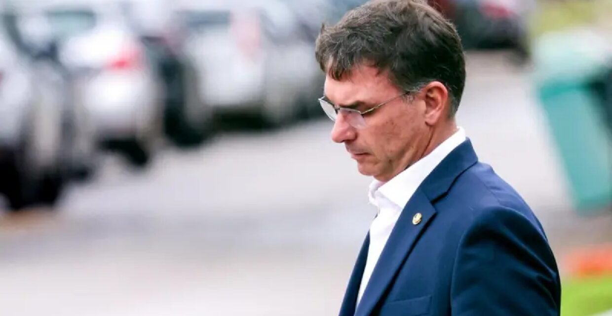 Flávio Bolsonaro mantém sigilo sobre vínculo com Daniel Vorcaro para evitar substituição na candidatura