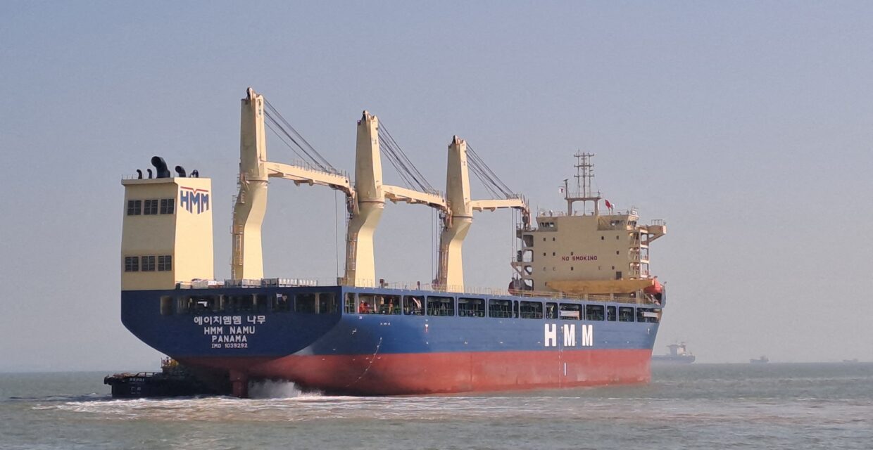Navio graneleiro com destino ao Brasil atravessa Estreito de Ormuz por rota iraniana