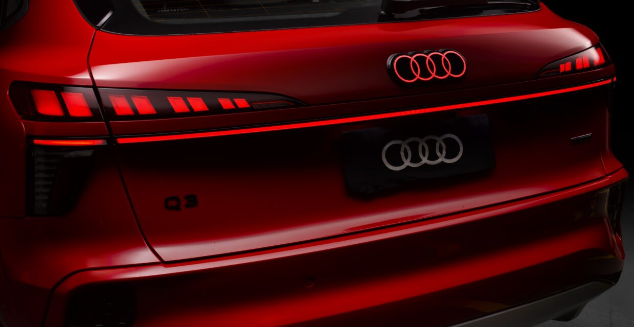 Terceira geração do Audi Q3 chega ao Brasil com avanços em design e desempenho, mas apresenta limitações tecnológicas