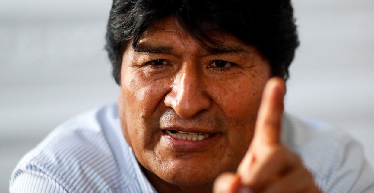 Tribunal boliviano suspende julgamento de Evo Morales e renova mandado de prisão por ausência