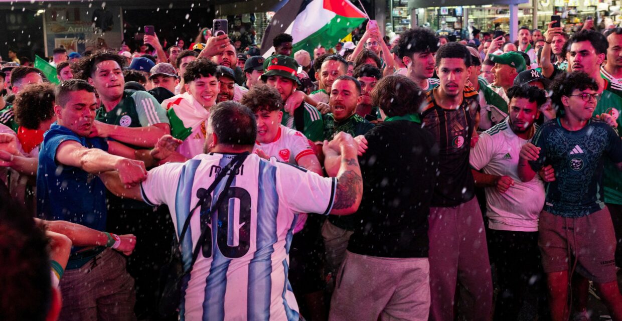 Confronto entre torcedores da Argentina e Argélia ocorre em área pública de Nova York antes de partida da Copa do Mundo