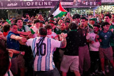 Confronto entre torcedores da Argentina e Argélia ocorre em área pública de Nova York antes de partida da Copa do Mundo