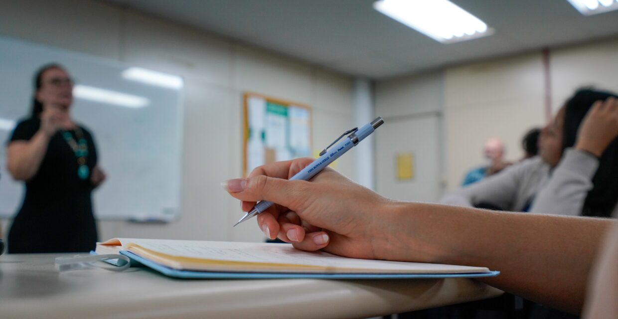 Estudo revela impacto prolongado da transição para o ensino médio no bem-estar dos estudantes