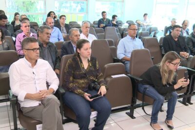 Prefeitos do Centro-Oeste de Minas Gerais discutem atraso nos repasses do Fundeb em reunião em Divinópolis