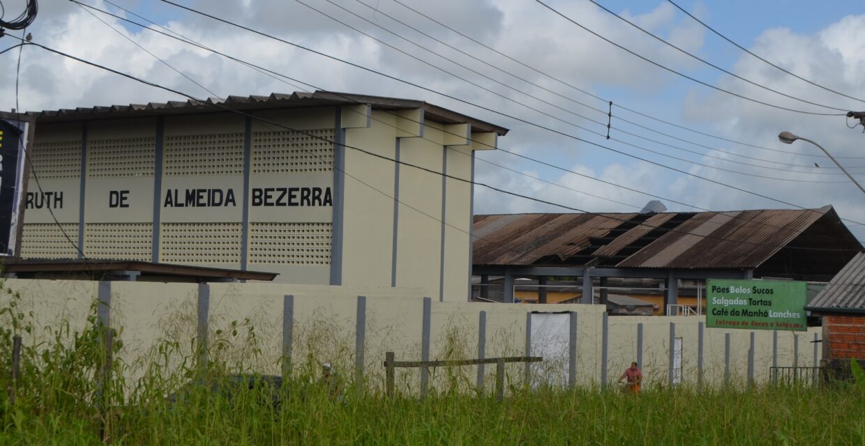 Reforma da quadra poliesportiva da Escola Ruth de Almeida Bezerra está em fase de planejamento após danos causados por ventania