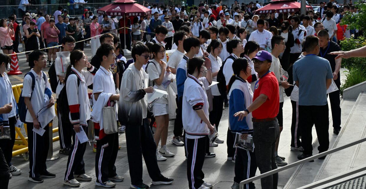 Análise comparativa: questões de inglês no Gaokao e no Enem destacam diferentes abordagens avaliativas