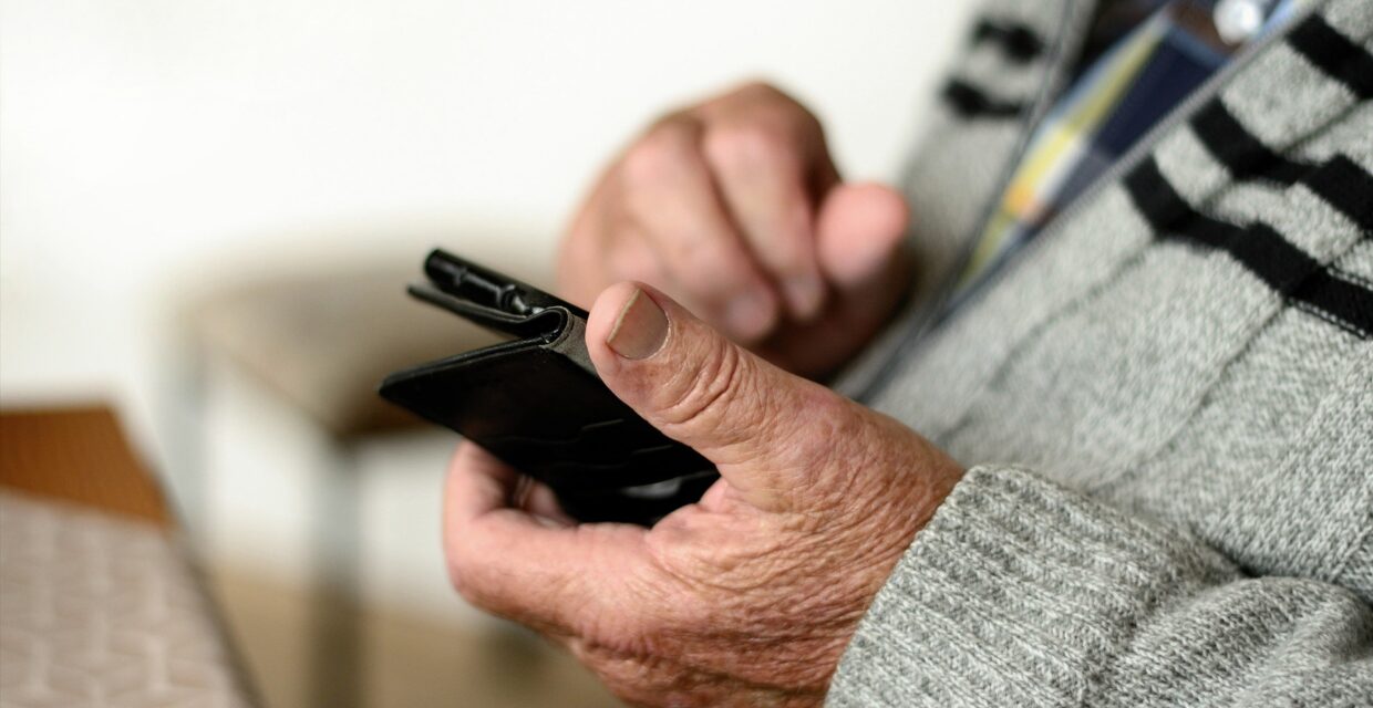 Cresce acesso à internet entre idosos enquanto uso por crianças registra leve queda, aponta IBGE