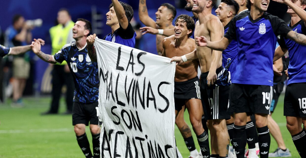 Fifa pode abrir processo contra Argentina após exibição de faixa sobre Malvinas na semifinal da Copa do Mundo