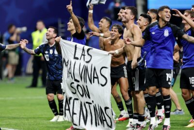 Fifa pode abrir processo contra Argentina após exibição de faixa sobre Malvinas na semifinal da Copa do Mundo