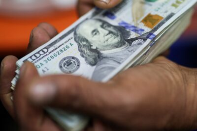 Mercado financeiro reage a novas tarifas dos EUA e instabilidade no Oriente Médio