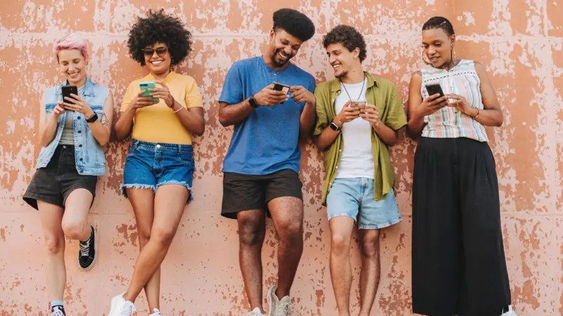Pesquisa aponta que jovens brasileiros são menos conservadores que gerações anteriores, apesar de maior apoio ao bolsonarismo entre homens jovens