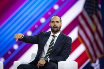 Polícia Federal recomenda demissão de Eduardo Bolsonaro por abandono de cargo; decisão aguarda ministro da Justiça