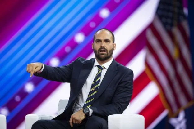 Polícia Federal recomenda demissão de Eduardo Bolsonaro por abandono de cargo; decisão aguarda ministro da Justiça