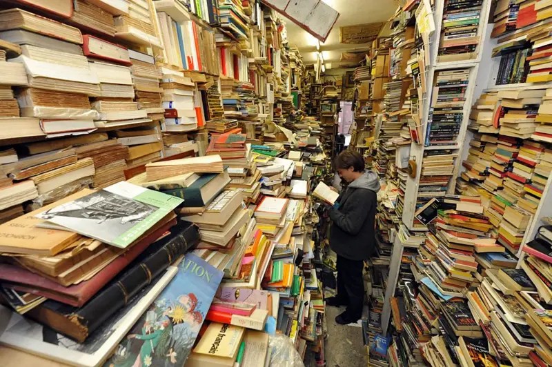 Empresas de IA promovem digitalização e descarte de livros usados para treinamento de modelos