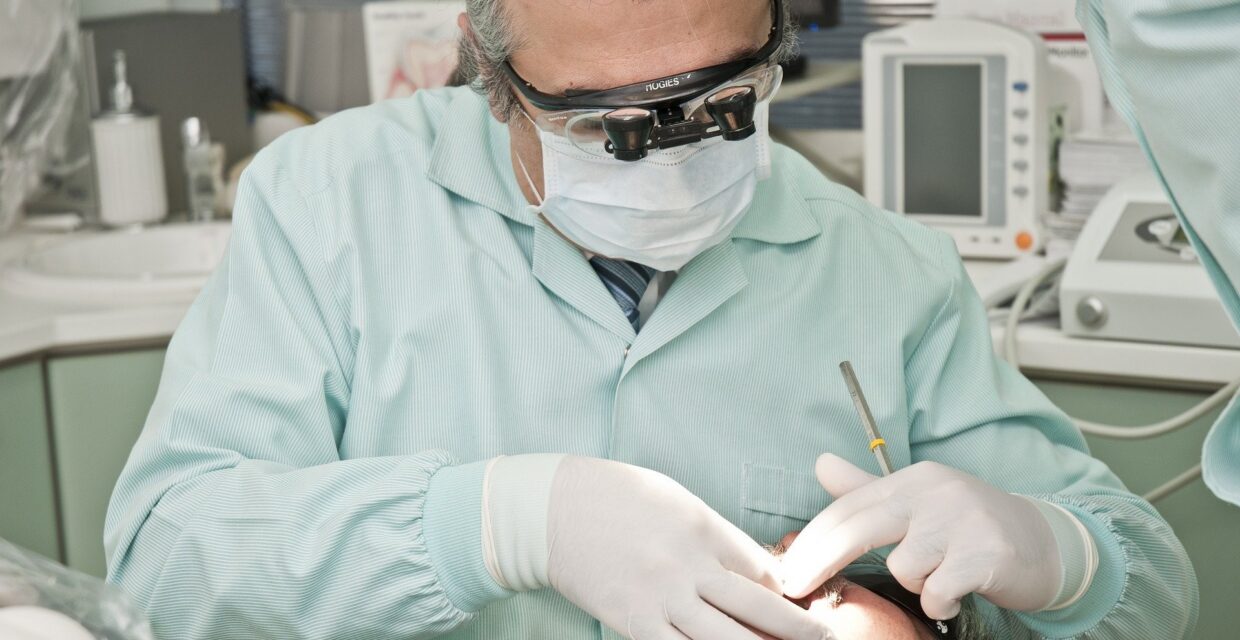 Estudo aponta vínculo entre saúde bucal e integridade cerebral em idosos