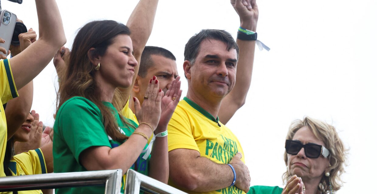 Flávio Bolsonaro suspende evento de campanha em Juiz de Fora por condições climáticas