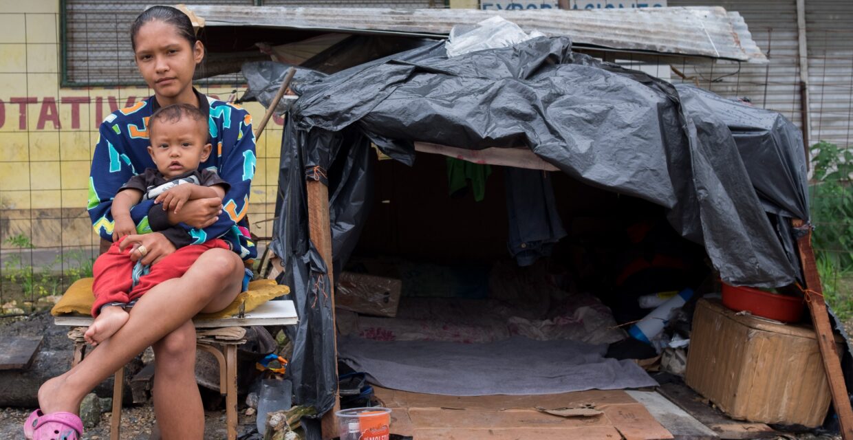 Imigrantes venezuelanos enfrentam condições precárias em acampamentos na fronteira com Roraima