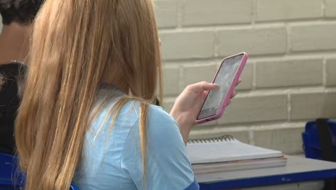 Implementação da proibição do uso de celulares em escolas brasileiras enfrenta desafios operacionais