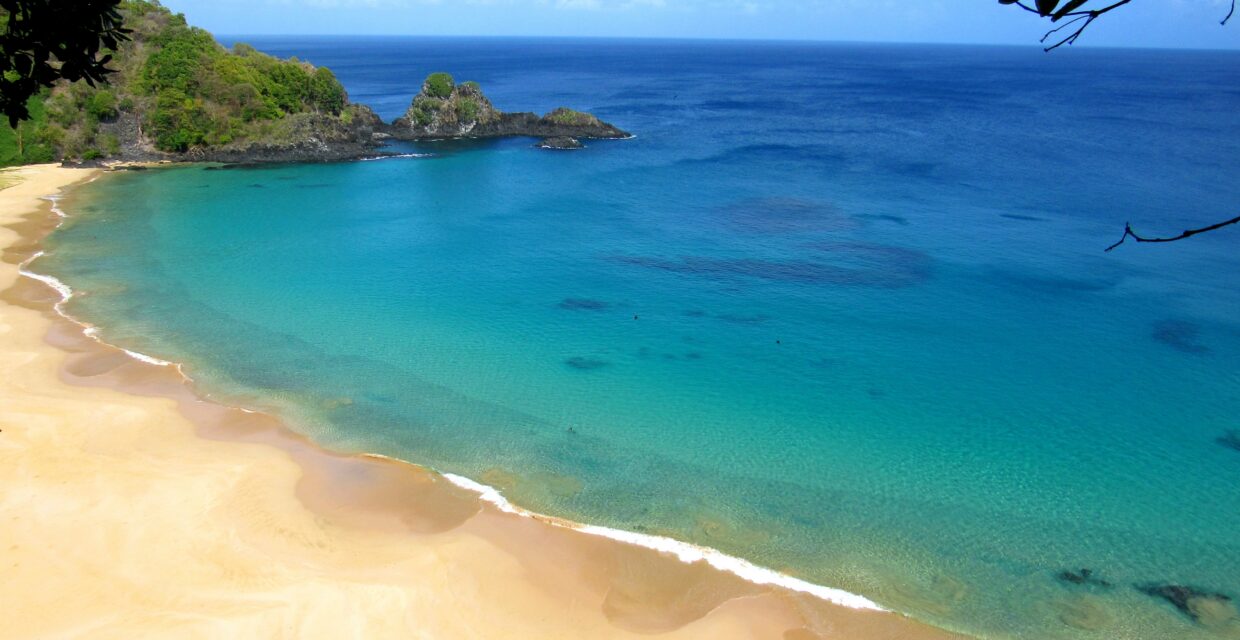 Manutenção geológica restringe acesso à escadaria e faixa de areia da Praia do Sancho em Fernando de Noronha