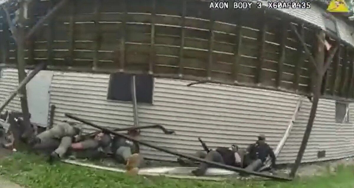 Nove Agentes Federais e Locais Sofrem Quedas em Colapso de Varanda Durante Operação no Missouri