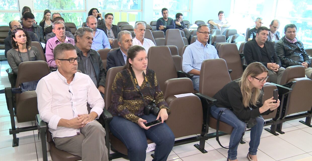 Prefeitos do Centro-Oeste de Minas Gerais discutem atraso nos repasses do Fundeb em reunião em Divinópolis