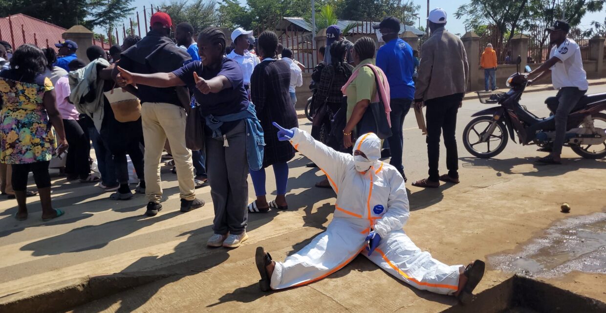 Profissionais de Saúde no Congo Realizam Protesto por Atraso nos Pagamentos Durante Surto de Ebola