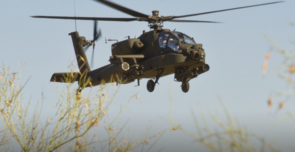 Queda de helicóptero militar no Texas resulta em duas mortes e incêndio florestal
