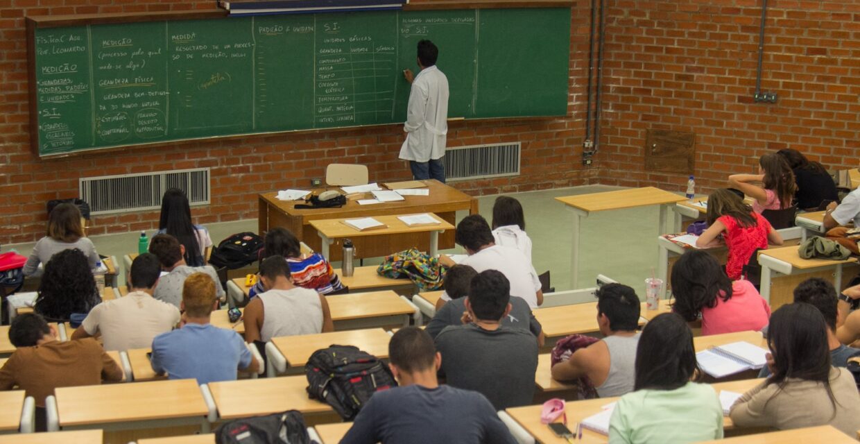 Acesso às Aulas nas Universidades Públicas: Autonomia e Regras Variadas pelo País