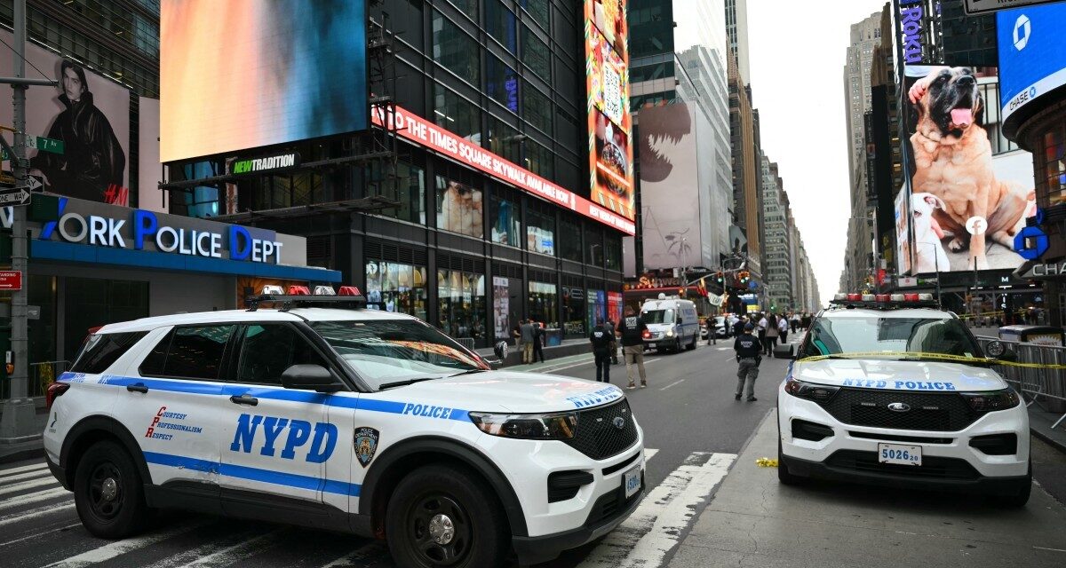 Ataque com facas na Times Square resulta em morte e intervenção policial em Nova York