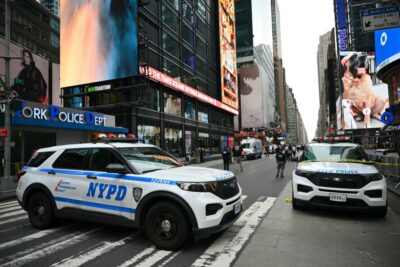 Ataque com facas na Times Square resulta em morte e intervenção policial em Nova York