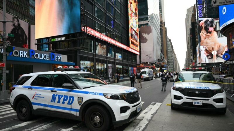 Ataque com facas na Times Square resulta em morte e intervenção policial em Nova York