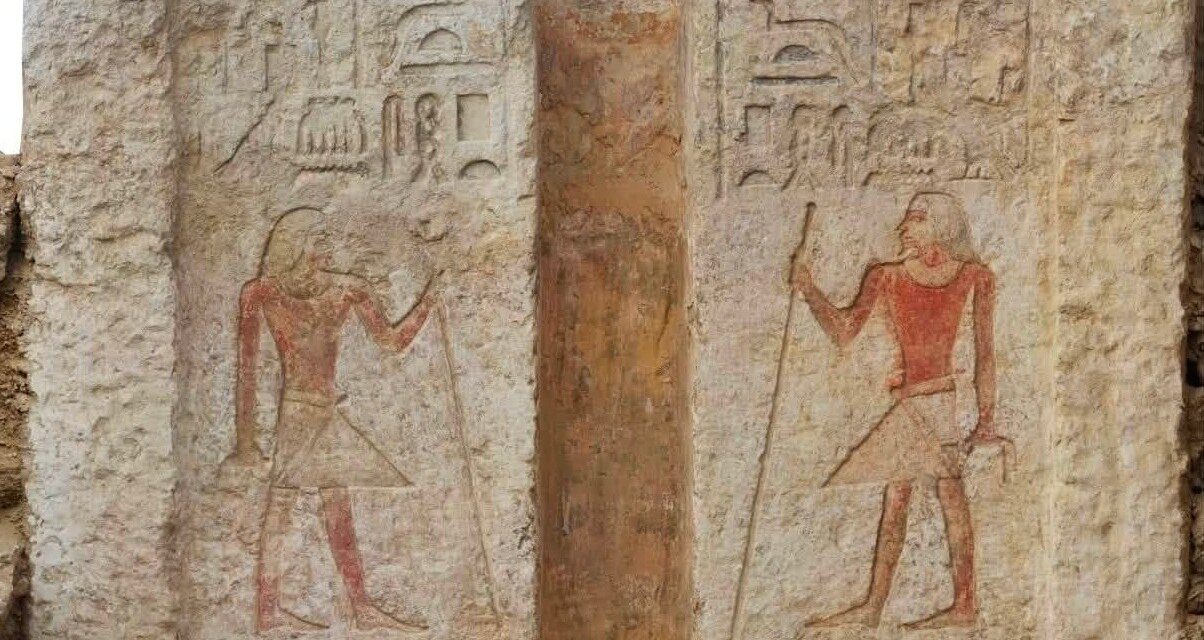Descoberta arqueológica em Saqqara revela tumba com porta simbólica do Egito Antigo