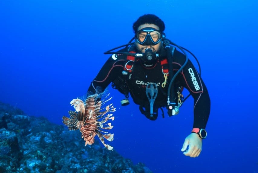 Fernando de Noronha intensifica captura de peixe-leão para controle ambiental
