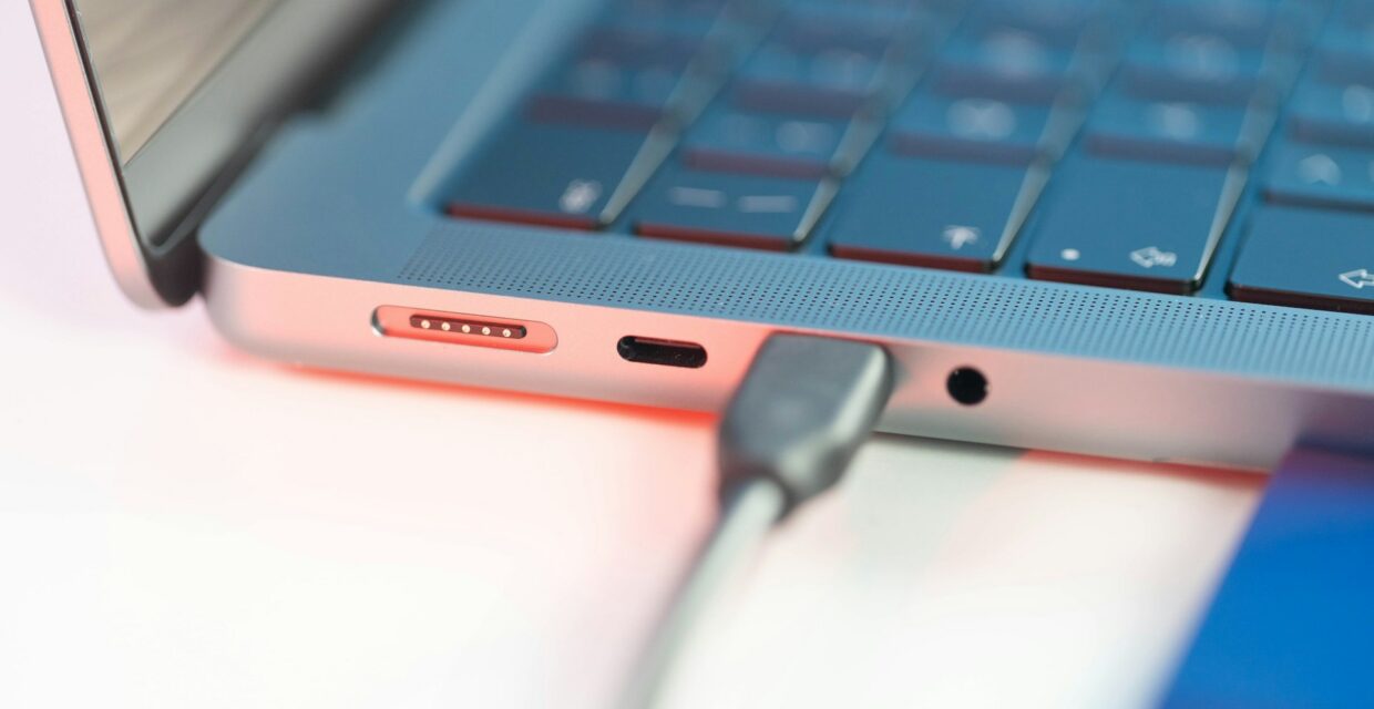 Impactos do uso contínuo do notebook conectado à tomada na bateria e componentes