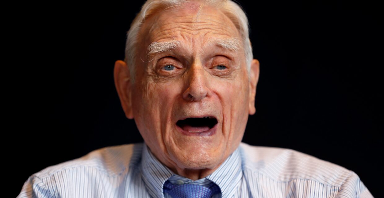 John B. Goodenough, pioneiro das baterias de íon-lítio e laureado com Nobel, morre aos 100 anos